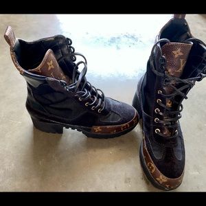 LV LAUREATE PLATFORM DESERT BOOT